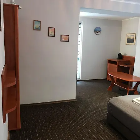 Polaris B&b-kameralne, Rodzinne Pokoje I Domki Z Basenem Pensjonat Krynica Morska